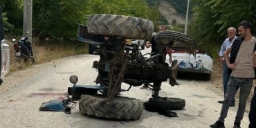 Oğlunun kullandığı traktörün altında can verdi