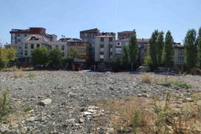 Öğrenci ve veliler yıkılan okulun yeniden yapılmasını istedi