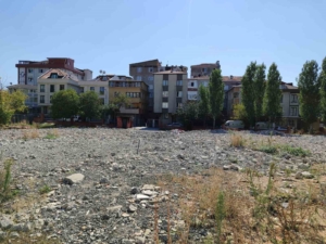 Öğrenci ve veliler yıkılan okulun yeniden yapılmasını istedi