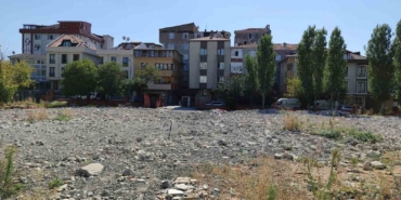 Öğrenci ve veliler yıkılan okulun yeniden yapılmasını istedi