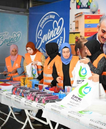 Öğrencilere kırtasiye seti hediyesi