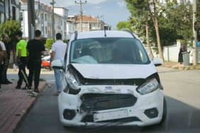 Okul servisi ile hafif ticari araç çarpıştı: 8’i öğrenci 11 yaralı