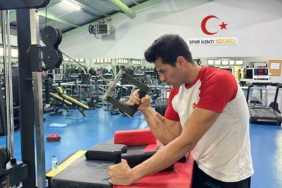 Ömer Kozakoğlu, 11 kez bilek güreşi şampiyonu olan rakibini eledi