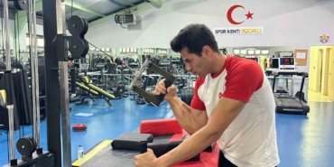 Ömer Kozakoğlu, 11 kez bilek güreşi şampiyonu olan rakibini eledi