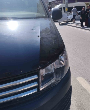 Önce husumetlisine, sonra aracına kurşun yağdırdı