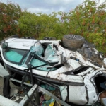 Otobanda bariyere çarpan otomobil yan yattı: 4 yaralı