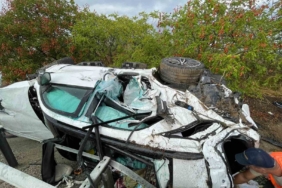 Otobanda bariyere çarpan otomobil yan yattı: 4 yaralı