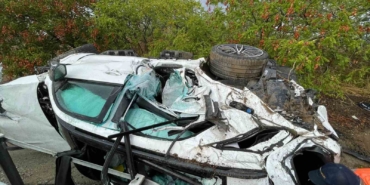 Otobanda bariyere çarpan otomobil yan yattı: 4 yaralı