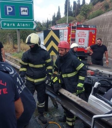 Otomobil bariyerlere ok gibi: 1 ölü, 2 yaralı