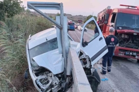Otomobil bariyerlere ok gibi saplandı: 1 ölü, 1 yaralı