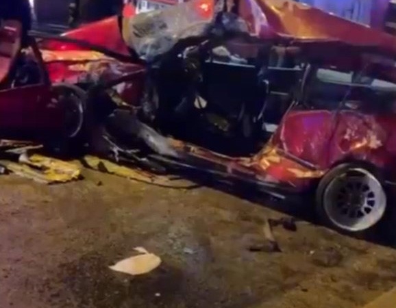 Otomobil belediye otobüsüne çarptı: 1 ölü, 3 yaralı