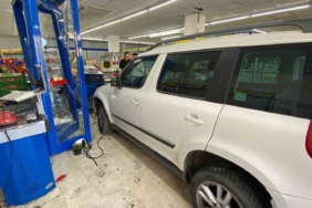 Otomobil BİM’e daldı, vatandaş çekiliş var sandı