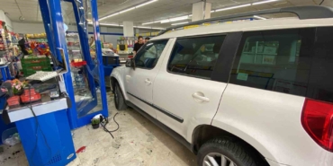 Otomobil BİM’e daldı, vatandaş çekiliş var sandı