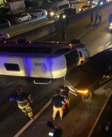 Otomobil ile çarpışan servis minibüsü devrildi: 7 yaralı