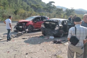 Otomobil park halindeki araçlara çarptı: 7 yaralı