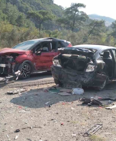 Otomobil park halindeki araçlara çarptı: 7 yaralı