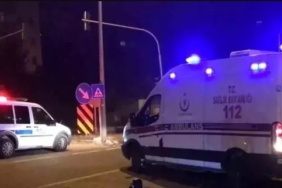 Otomobilin dikiz aynasına çarpan motosiklet devrildi, sürücüsü yaralandı