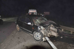 Otomobilin seyir halindeki kamyona çarptığı kaza kameraya yansıdı