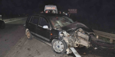 Otomobilin seyir halindeki kamyona çarptığı kaza kameraya yansıdı