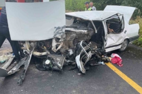 Otomobiller kafa kafaya çarpıştı: 1 ölü, 1 yaralı