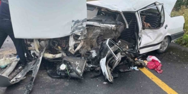 Otomobiller kafa kafaya çarpıştı: 1 ölü, 1 yaralı