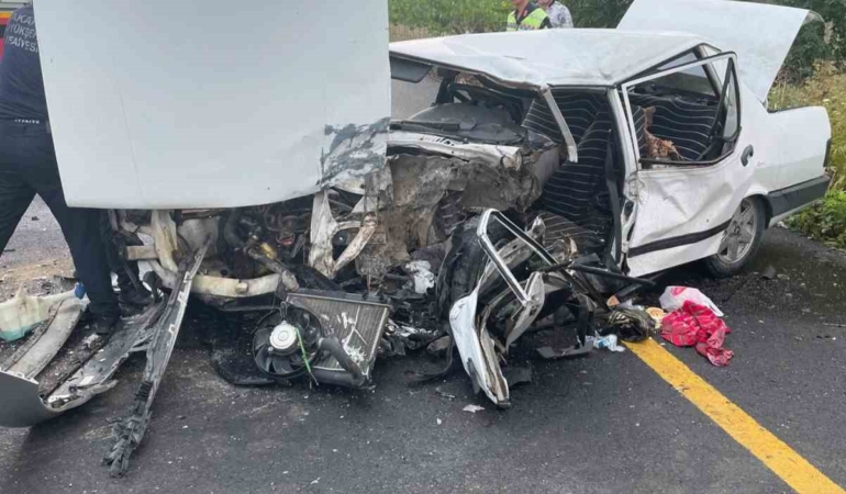 Otomobiller kafa kafaya çarpıştı: 1 ölü, 1 yaralı