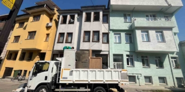 (Özel) Bursa’da bir apartmandan 5 kamyon çöp çıktı