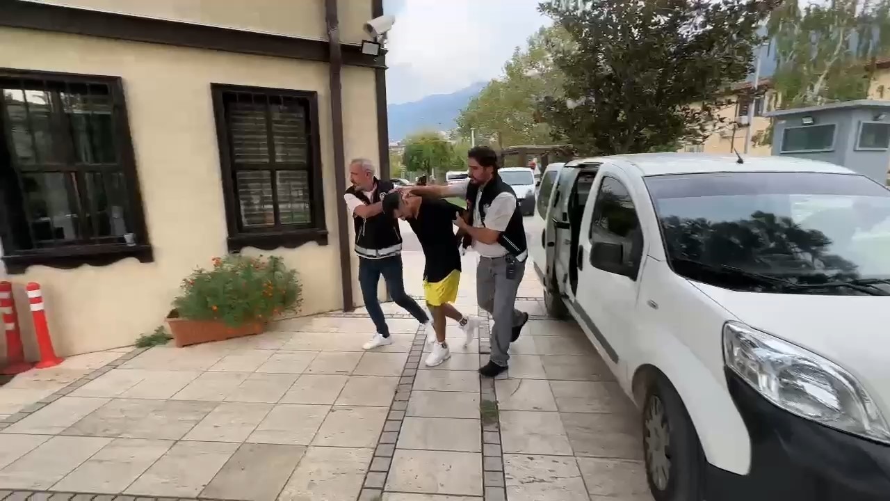 (Özel) Bursa’da suç makinesinden polislere: “Maymun çiçeğine yakalandım size de bulaşır”