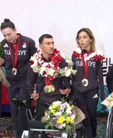 Paralimpik Oyunları’nda rekor kıran milli sporcular yurda döndü