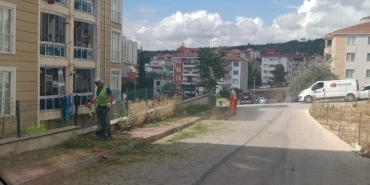 Park bahçe ve oyun alanlarında ot temizliği yapılıyor