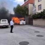 Park halindeki minibüs alev alev yandı