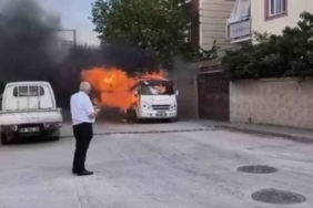 Park halindeki minibüs alev alev yandı