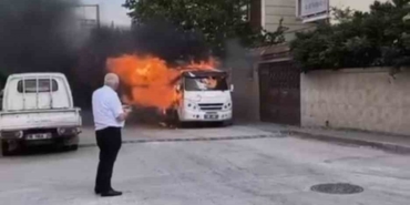 Park halindeki minibüs alev alev yandı