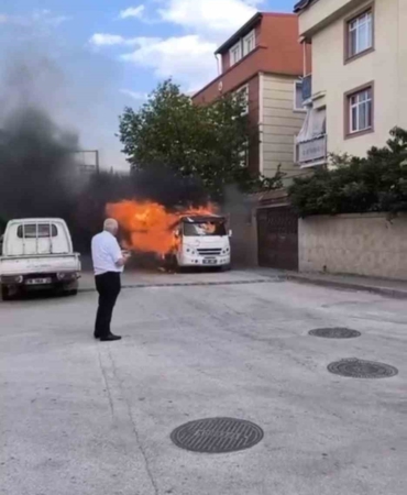 Park halindeki minibüs alev alev yandı