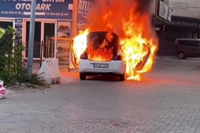 Park halindeki otomobil alev topuna döndü: Geriye hurda yığını kaldı