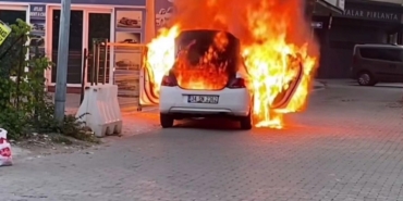 Park halindeki otomobil alev topuna döndü: Geriye hurda yığını kaldı