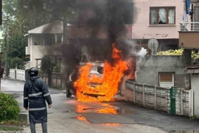 Park halindeki otomobil alev topuna döndü: O anlar kamerada