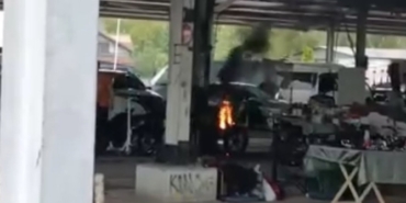 Pazar yerinde alev alan elektrikli bisiklet paniğe sebep oldu