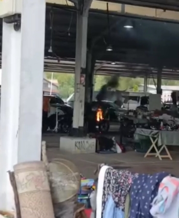 Pazar yerinde alev alan elektrikli bisiklet paniğe sebep oldu