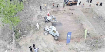 Pendik’te arazi araçlarının parkurları aştığı yarışta adrenalin had safhada