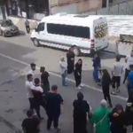 Pendik’te İETT otobüsünün çarptığı binanın sakinleri, yıkılan bina önünde eylem yaptı