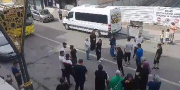 Pendik’te İETT otobüsünün çarptığı binanın sakinleri, yıkılan bina önünde eylem yaptı