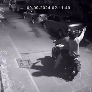 Pendik’te motosikletli şahıs hem apartmana ateş etti, hem videoya aldı
