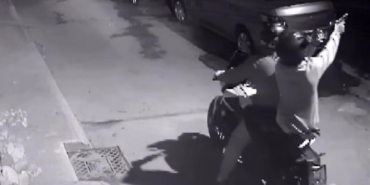 Pendik’te motosikletli şahıs hem apartmana ateş etti, hem videoya aldı