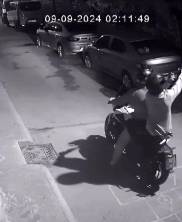 Pendik’te motosikletli şahıs hem apartmana ateş etti, hem videoya aldı