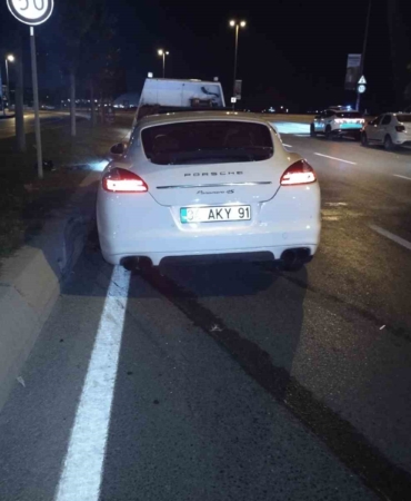 Pendik’te otomobilin çarptığı motosiklet, kontrolden çıkarak park halindeki araca çarptı: 1 yaralı