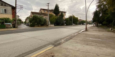 Pikap ile çarpışan motosikletlinin feci kaza anı kameraya yansıdı