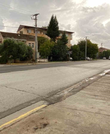 Pikap ile çarpışan motosikletlinin feci kaza anı kameraya yansıdı
