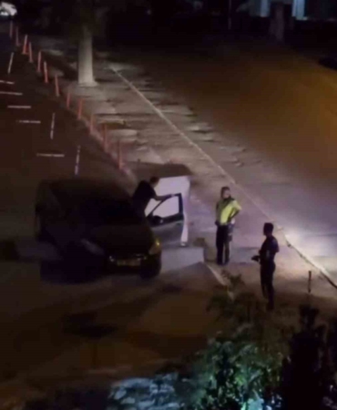 Pilot oldu ama, uçamayıp duvarda asılı kaldı
