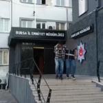Polis tamirci kılığına girdi, 24 yıl hapisle aranan şüpheliyi yakaladı